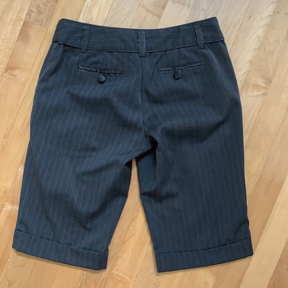 Gray Guess Dress Capri Pants - Size 27 - Picture 2 of 4